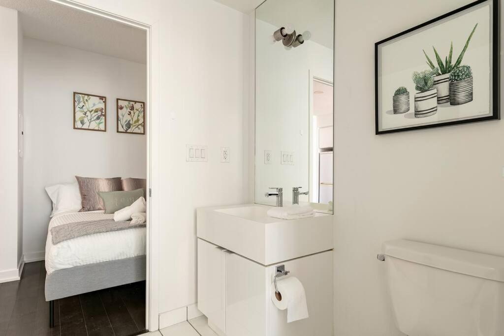 Luxury Downtown Lakeview & City View Condo トロント エクステリア 写真
